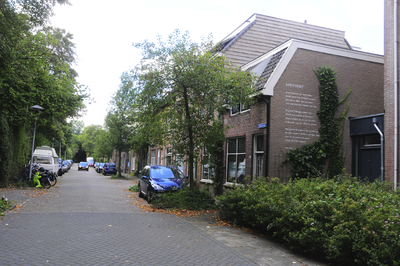 904869 Gezicht in de Bokstraat te Utrecht, met rechts op de zijgevel van het huis Bokstraat 39 het gedicht Bokstraat ...